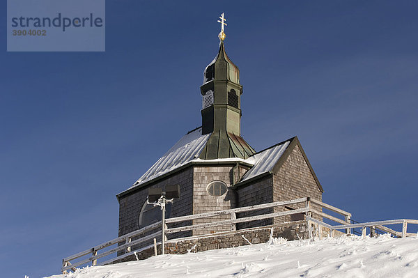 Kapelle  bayerische Alpen vom Wallberg  Winter  Oberbayern  Bayern  Deutschland  Europa