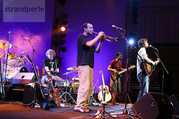 Der US Singer und Songwriter Amos Lee mit Band live beim Blue Balls Festival im Konzertsaal des KKL in Luzern  Schweiz