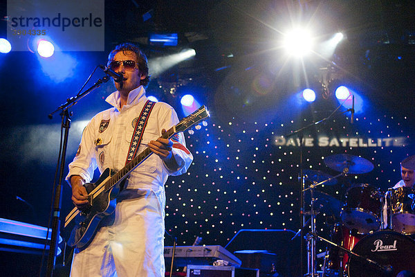 Angel Bujones  Sänger und Frontmann der Schweizer Band Dave Satellite live in der Schüür  Luzern  Schweiz