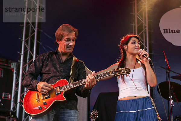 Werner Wirz  Gitarrist  und Jessica Knoll  Sängerin und Frontfrau der Schweizer Band Dust live beim Blue Balls Festival Pavillon am See in Luzern  Schweiz