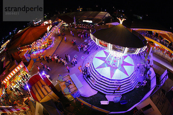 Kettenkarussell aus dem Riesenrad gesehen  Abendstimmung  Volksfest  Mühldorf am Inn  Bayern  Deutschland  Europa