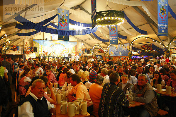 Im Bierzelt  Volksfest  Mühldorf am Inn  Bayern  Deutschland  Europa