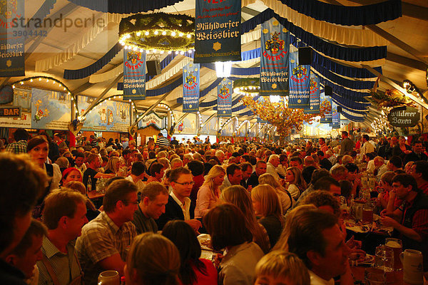 Im Bierzelt  Volksfest  Mühldorf am Inn  Bayern  Deutschland  Europa