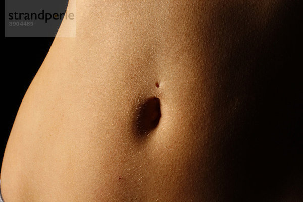 Bauch einer jungen Frau  mit entferntem Piercing