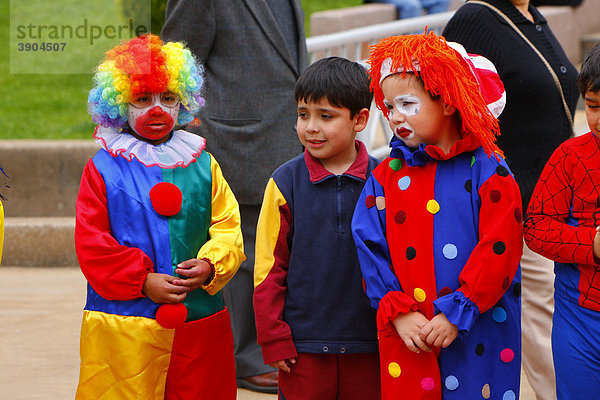 Als Clown verkleidete Kinder  Mapuche Indianer  Temuco  Südchile  Chile  Südamerika