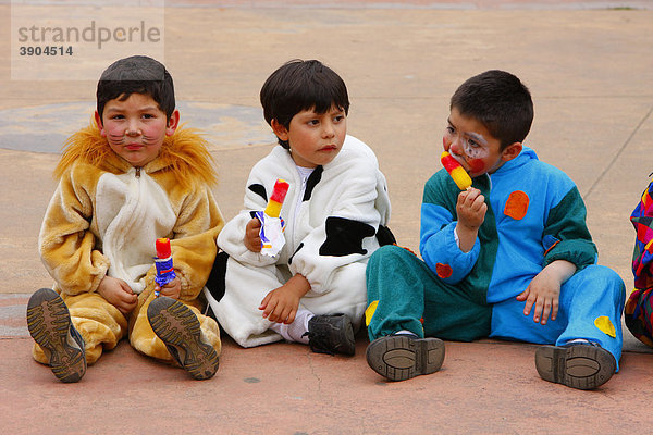Verkleidete Kinder schlecken Eis  Mapuche Indianer  Temuco  Südchile  Chile  Südamerika