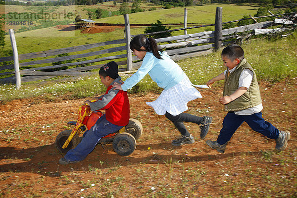 Spielende Kinder mit einem Dreirad  Mapuche Indianer  bei ConcepciÛn  Südchile  Chile  Südamerika