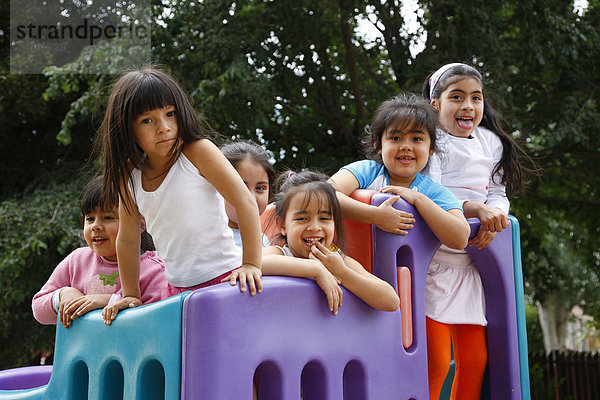 Spielende Kinder  auf der Rutsche  Santiago de Chile  Chile  Südamerika
