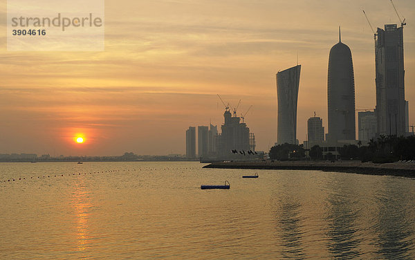 Sonnenuntergang  Persischer Golf  Navigation Tower  Al-Thani Tower  Doha  Emirat Katar  Qatar  Naher Osten  Asien