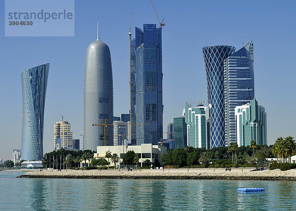 Skyline Doha mit Navigation Tower  Peace Towers  Al-Thani Tower  Tornado Tower  Emirat Katar  Qatar  Naher Osten  Asien