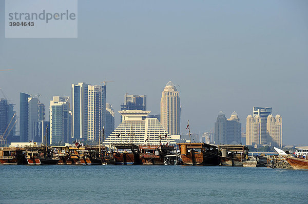 Tradition und Moderne  Dau  Dhau  Holz-Frachtschiffe  vor Skyline von Doha  Emirat Katar  Qatar  Persischer Golf  Naher Osten  Asien
