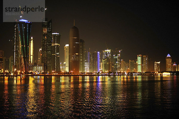 Nachtaufnahme Skyline Doha  Katar  Qatar  Persischer Golf  Naher Osten  Asien