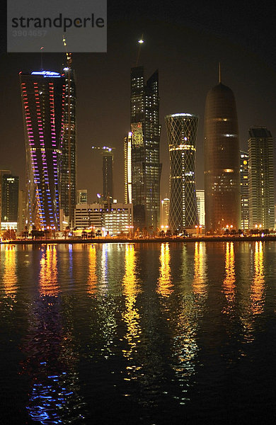 Nachtaufnahme Skyline Doha  Tornado Tower  Navigation Tower  Peace Towers  Al-Thani Tower  Doha  Katar  Qatar  Persischer Golf  Naher Osten  Asien