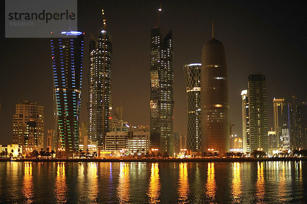 Nachtaufnahme Skyline Doha  Tornado Tower  Navigation Tower  Peace Towers  Al-Thani Tower  Doha  Katar  Qatar  Persischer Golf  Naher Osten  Asien