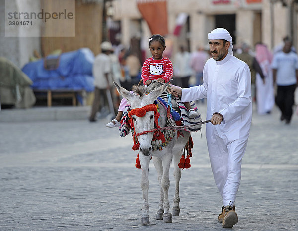 Eselreiten für Kinder im Souq al Waqif  ältester Souq  Bazar  des Landes  Doha  Katar  Qatar  Persischer Golf  Naher Osten  Asien