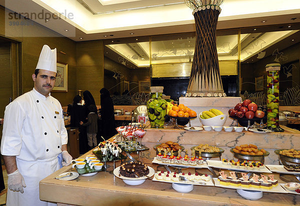 Innenaufnahme  Koch vor Büffet  Hotel Doha Sheraton  Doha  Katar  Qatar  Persischer Golf  Naher Osten  Asien