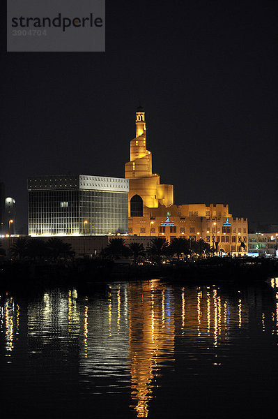 Nachtaufnahme schneckenförmiger Turm des FANAR  Qatar Islamic Cultural Center  Doha  Katar  Qatar  Persischer Golf  Naher Osten  Asien