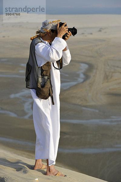 Fotograf mit Fotoweste  Araber  vor Khor Al Udeid Beach  auch Khor El Deid  Inland Sea  Wüstenwunder von Katar  Emirat Qatar  Persischer Golf  Naher Osten  Asien
