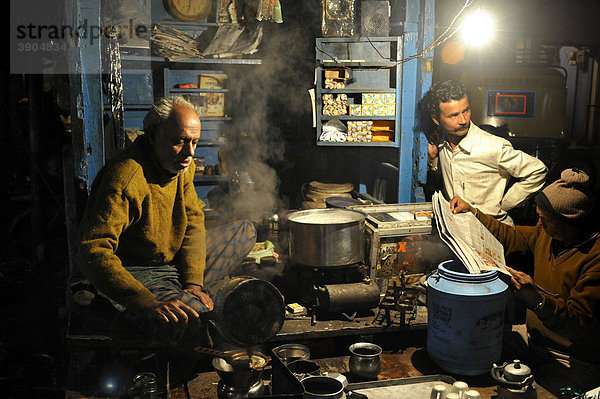 Alter Mann kocht Chai Tee auf den Straßen von Agra  Uttar Pradesh  Nordindien  Indien  Südasien  Asien