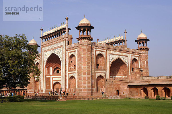 Eingangsgebäude zum Taj Mahal  UNESCO Weltkulturerbe  Agra  Uttar Pradesh  Nordindien  Indien  Südasien  Asien