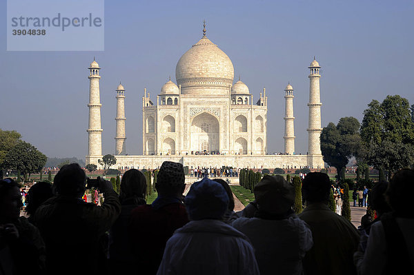 Erster Blick auf das Taj Mahal  UNESCO Weltkulturerbe  Agra  Uttar Pradesh  Nordindien  Indien  Südasien  Asien