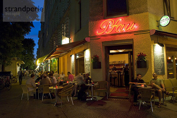 Cafe und Restaurant Pfau  StraßencafÈ  abendliche Straßenszene  Bergmannstraße  Berlin Kreuzberg  Berlin  Deutschland  Europa