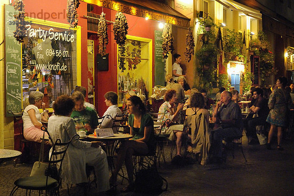 Restaurant Knofi  StraßencafÈ  abendliche Straßenszene  Bergmannstraße  Berlin Kreuzberg  Berlin  Deutschland  Europa