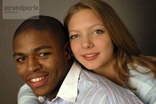 Junges Paar  schwarze und weiße Hautfarbe  Afrikaner und Europäerin  Teenager  lächelnd