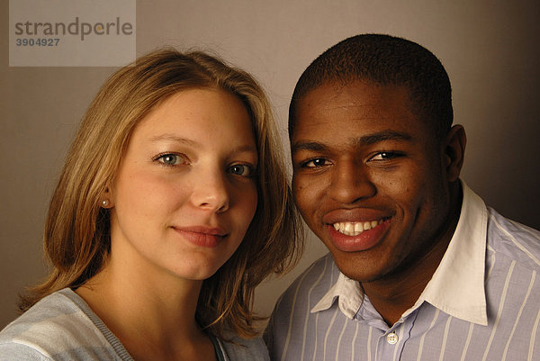 Junges Paar  schwarze und weiße Hautfarbe  Afrikaner und Europäerin  Teenager  lächelnd