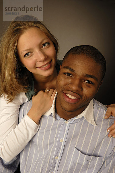 Junges verliebtes Paar  schwarze und weiße Hautfarbe  Afrikaner und Europäerin  Teenager  lächelnd