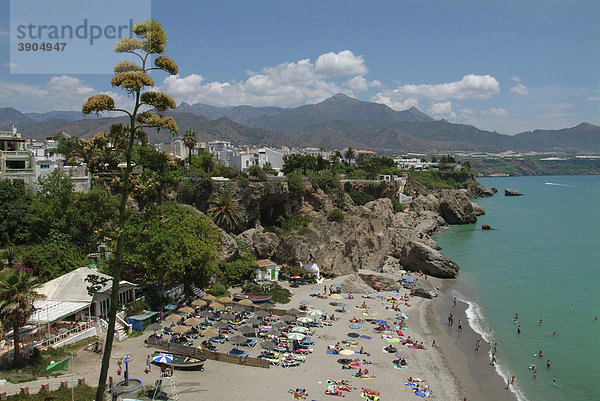 Playa Calahonda  Blick auf den Strand vom Balcon de Europa  Nerja  Provinz Malaga  Costa del Sol  Andalusien  Spanien  Europa