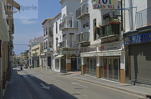 Straße in Nerja  Provinz Malaga  Andalusien  Costa del Sol  Spanien  Europa