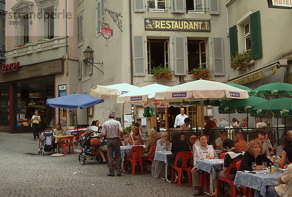 Straßenszene  Place de la Palud  Altstadt  Lausanne  Genfer See Canton Vaud  Kanton Waadt  Schweiz  Europa Kanton Waadt