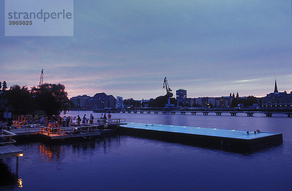 Badeschiff in der Spree an der Arena  Berlin Kreuzberg  Treptow  Berlin  Deutschland  Europa