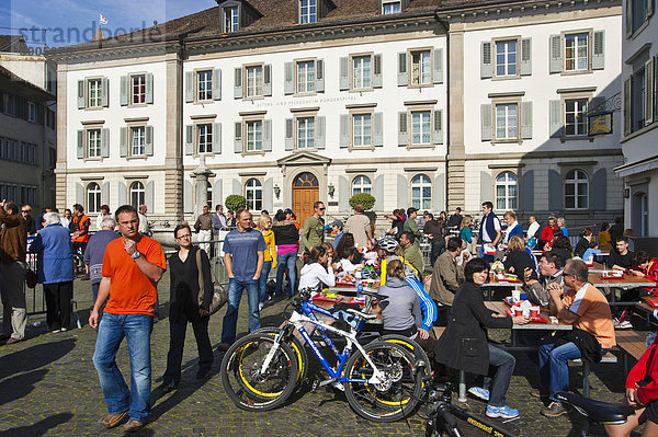 Menschen in der Altstadt  Rapperswil  Sankt Gallen  Schweiz  Europa