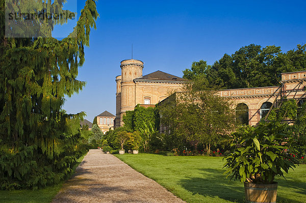 Botanischer Garten mit Torbogengebäude der Orangerie  Schlosspark  Karlsruhe  Baden-Württemberg  Deutschland  Europa