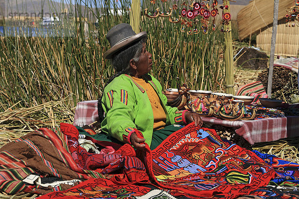 Peruanerin in traditioneller Bekleidung  Puno  Peru  Südamerika