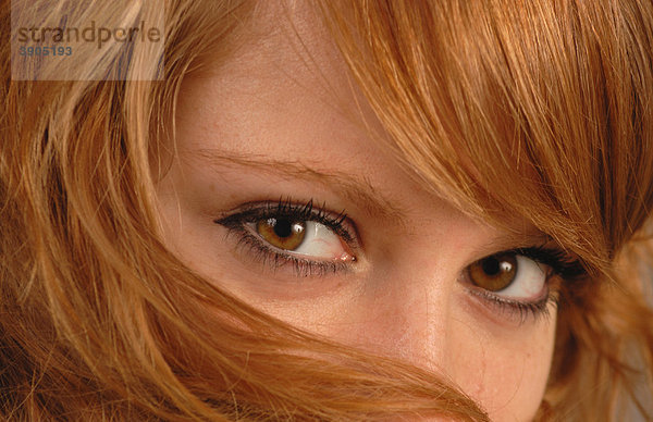 Gesicht einer Frau  Teilansicht  rote Haare und braune Augen