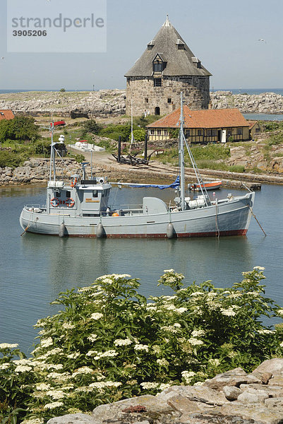 Fischerboot im Hafen an der alten Festung Christiansoe  Dänemark  Europa