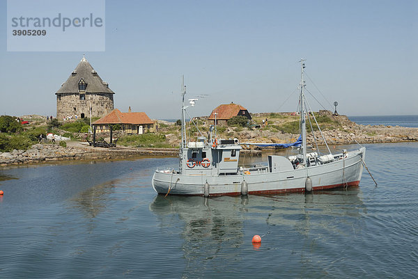 Fischerboot im Hafen an der Christiansoe Festung  Dänemark  Europa
