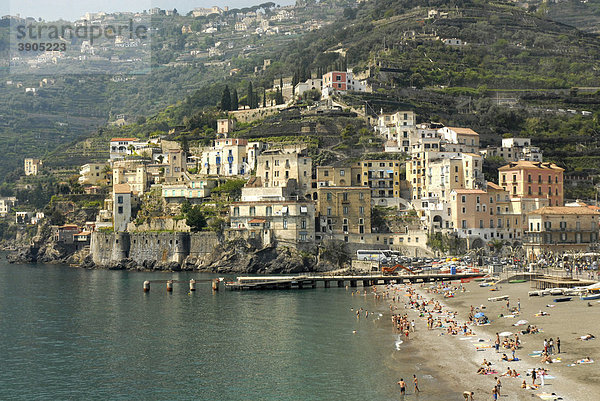 Der Ort Positano mit Strand und Bergen  Amalfi Küste  Italien  Europa