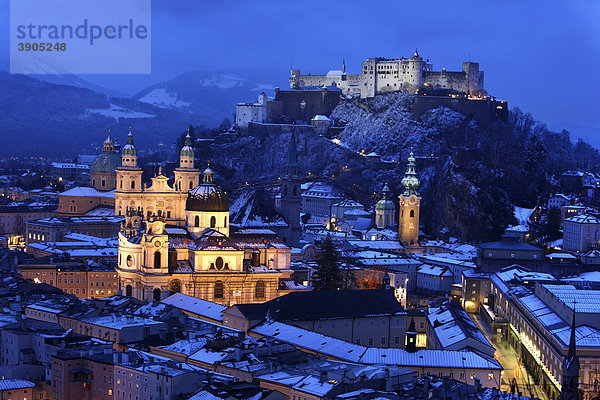 Altstadt mit Kollegienkirche  Dom und Festung Hohensalzburg  am Abend  Winter  Salzburg  Österreich  Europa