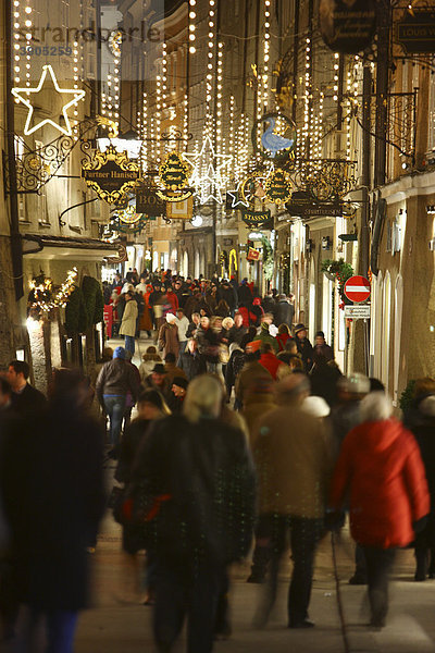 Vorweihnachtliches Shopping in der Altstadt von Salzburg  Getreidegasse  Salzburg  Österreich  Europa