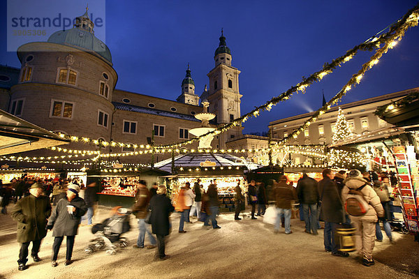 Weihnachtsmarkt am Dom  Buden am Residenzplatz  Altstadt  Salzburg  Österreich  Europa