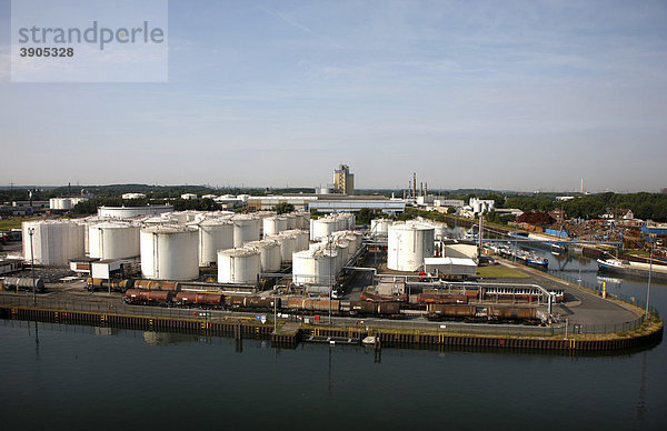 Tank und Terminal Anlagen der Deutschen BP AG  Lagertanks für diverse Mineralölprodukte  Hafen Gelsenkirchen  am Rhein-Herne-Kanal  Gelsenkirchen  Nordrhein-Westfalen  Deutschland  Europa