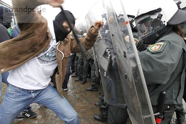 Junge Polizeibeamte lernen bei einer Übung mit gewalttätigen Demonstranten umzugehen  Nordrhein-Westfalen  Deutschland  Europa