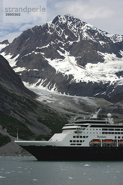 Kreuzfahrtschiff Ryndam der Holland America Line  im Tarr Inlet Fjord  im Glacier Bay Nationalpark  Alaska  USA