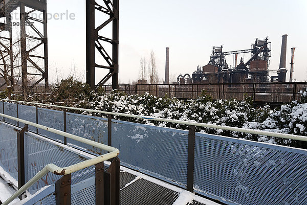 Winter im Landschaftspark Duisburg-Nord  stillgelegtes Hüttenwerk  Ruhrgebiet  Nordrhein-Westfalen  Deutschland  Europa