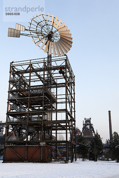 Windenergieturm mit Windrad  Landschaftspark Duisburg-Nord  stillgelegtes Hüttenwerk  Ruhrgebiet  Nordrhein-Westfalen  Deutschland  Europa