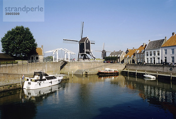 Romantischer Hafen mit Windmühle  altes Festungsstädtchen Heusden an der Maas  Nordbrabant  Holland  Niederlande  Europa